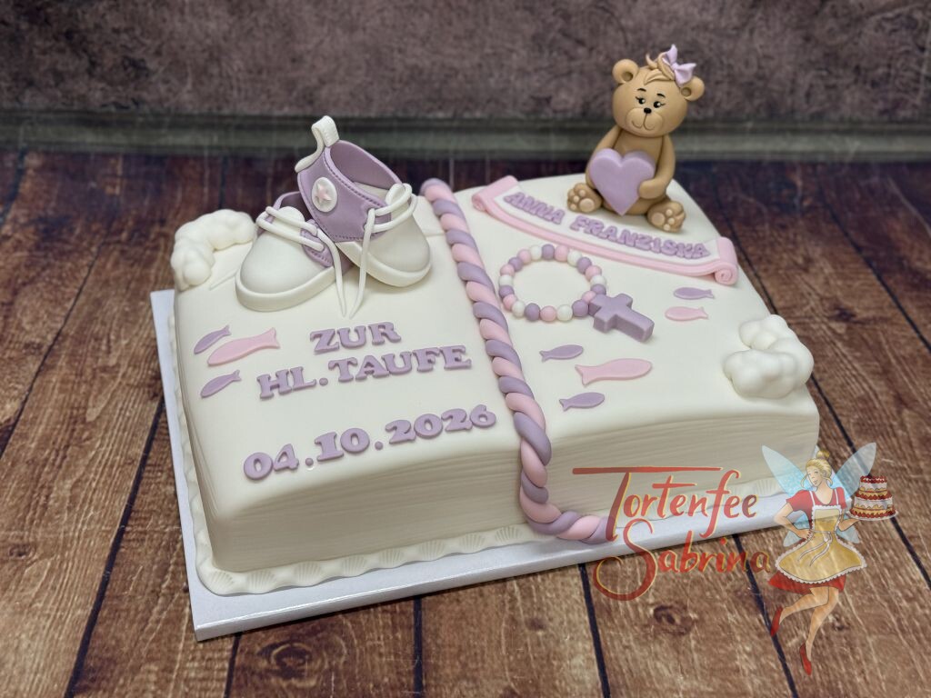 Tauftorte - Kleine lila Schleife sitzt zwischen den Ohren des Teddybären, welcher neben den beiden Schuhen die Torte verziert.