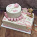 Tauftorte - Kleine rosa Perlen verzieren das Rautenmuster den zweistöckigen Torte, auf welcher noch ein kleiner Teddybär sitzt.