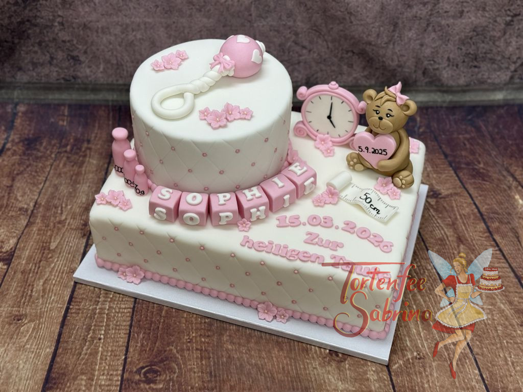 Tauftorte - Kleine rosa Perlen verzieren das Rautenmuster den zweistöckigen Torte, auf welcher noch ein kleiner Teddybär sitzt.