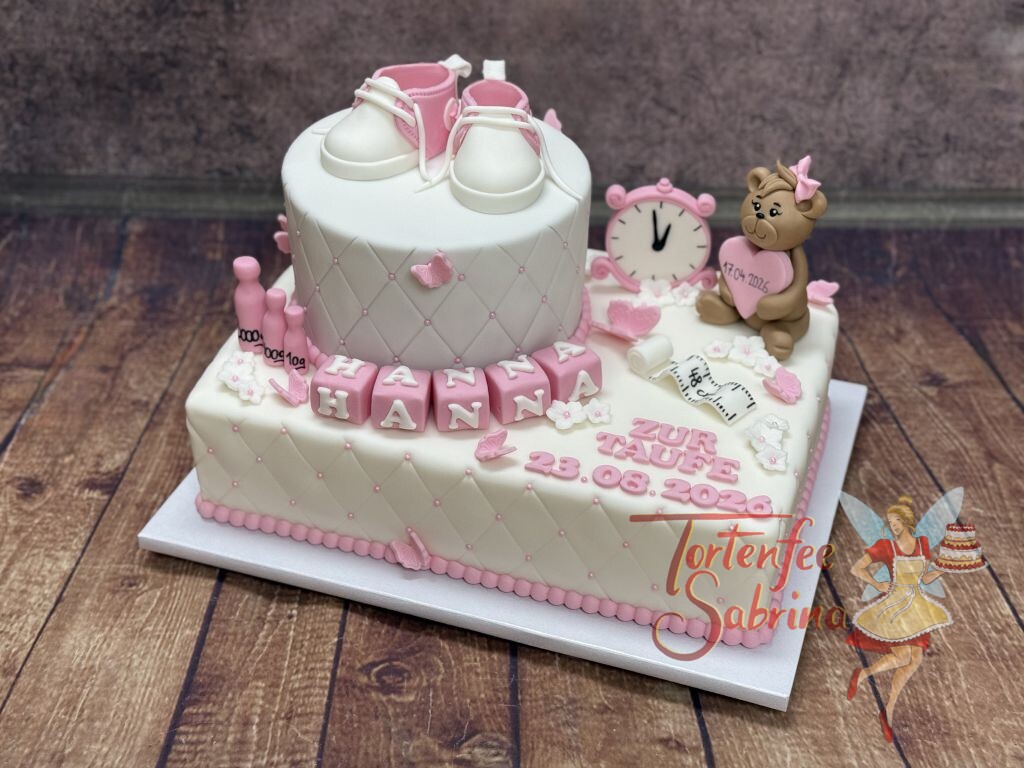Tauftorte - Kleine rosa Uhr zeigt die Geburtszeit, ebenso ist auf der Torte das Datum, Gewicht und Größe des Täuflings zu sehen.