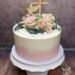 Tauftorte - Kleine Zuckerperlen verzieren neben den rosa Rosen und Muster die Torte, ganz oben ist der Caketopper aus Holz.