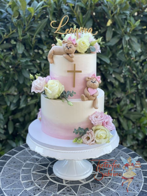 Tauftorte - Kuchelige Teddybären und viele bunte Rosen zieren die Torte, ganz oben ist ein personalisierter Caketopper.