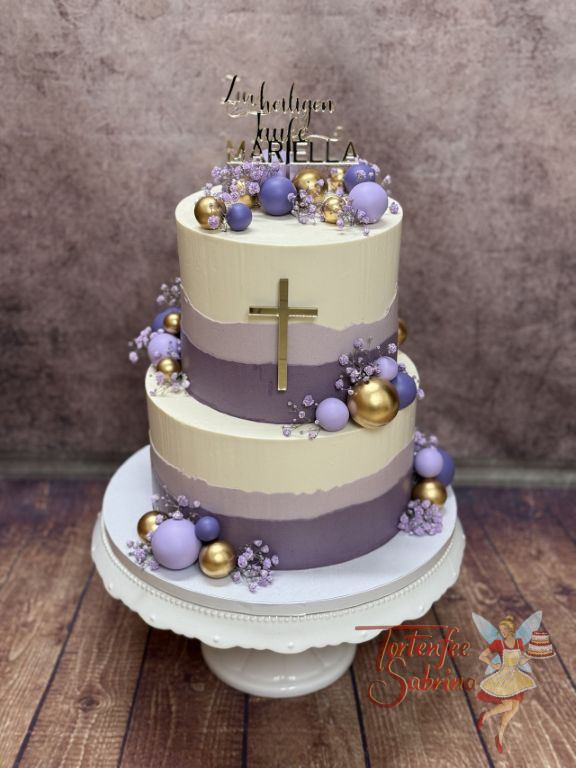 Tauftorte - Lila Schichten verzieren neben den vielen Kugeln und dem goldenen Caketopper seitlich die zweistöckige Torte.