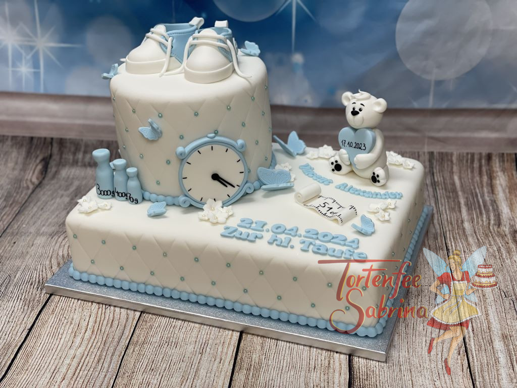 Tauftorte - Niedlicher Eisbär mit Herz sitzt auf der Torte, ebenfalls auf der Torte sind die Geburtsdaten dargestellt.