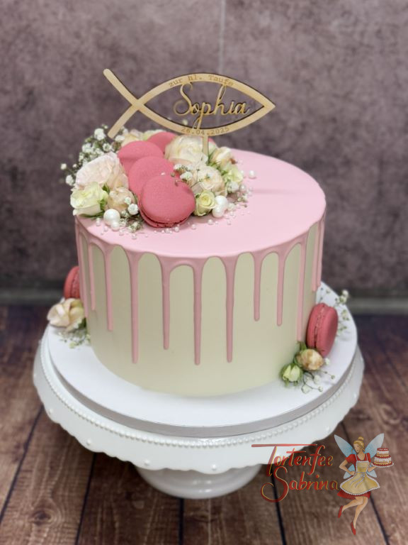 Tauftorte - Rosa Drip Cake wurde verziert mit weißen Blumen und rosa Macarons sowie einem personaliserten Caketopper.