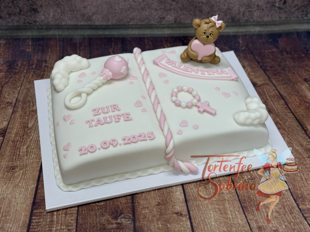 Tauftorte - Rosa Namensband liegt vor dem Teddybär mit rosa Herz. Weiters auf der Torte ist noch ein Rosenkranz zu sehen.