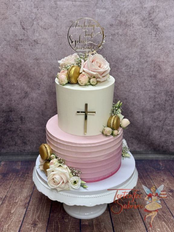 Tauftorte - Rosa Rillen verschönern den unteren Stock der Torte, oben ist der goldene personalisierte Caketopper der Blickfang.