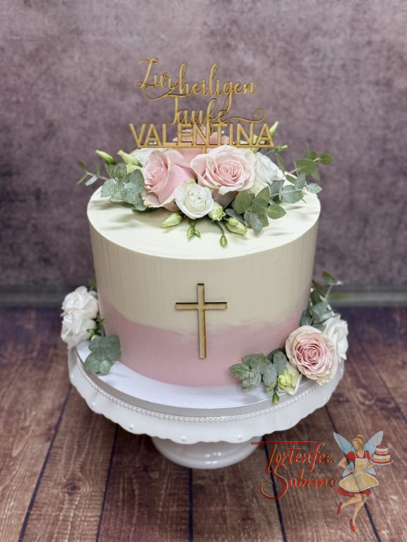 Tauftorte - Rosa Rosen und Eykalyptus verzieren die Torte, der Caketopper aus Holz ist oben und vorne zu sehen.