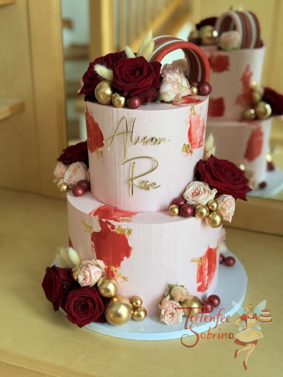 Tauftorte - Rote Rosen verzieren die rosa und rot eingestriche Torte, fehlen darf natürlich der goldene Fronttopper nicht.