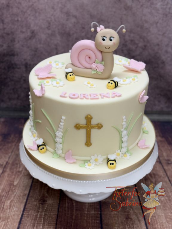 Tauftorte - Schnecke auf der Blumenwiese ziert ganz oben die Torte und seitlich sind ebenfalls Blumen zu sehen.