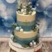 Tauftorte - Silberne Kugeln verzieren neben den hellblauen und dunkelblauen Kugeln die Torte welche noch ein Caketopper krönt.