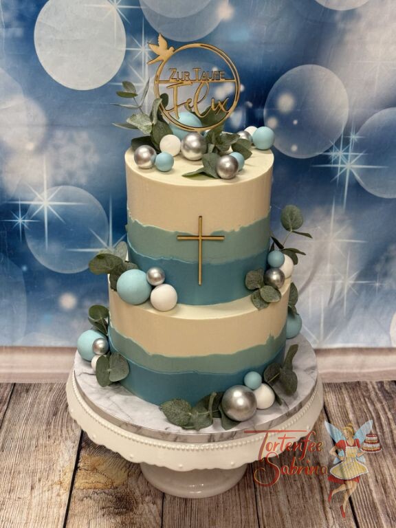 Tauftorte - Silberne Kugeln verzieren neben den hellblauen und dunkelblauen Kugeln die Torte welche noch ein Caketopper krönt.
