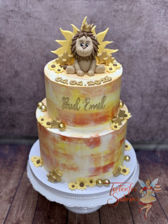 Tauftorte - Sonne und Sterne verzieren die zweistöckige Torte mit Muster, ganz oben trohnt der Löwe mit goldener Krone.