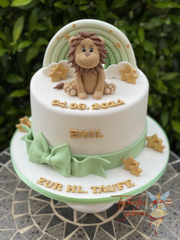 Tauftorte - Süßer kleiner Löwe sitzt vor einem Regenbogen mit grünen Farbtönen und bewundert die goldenen Sterne.