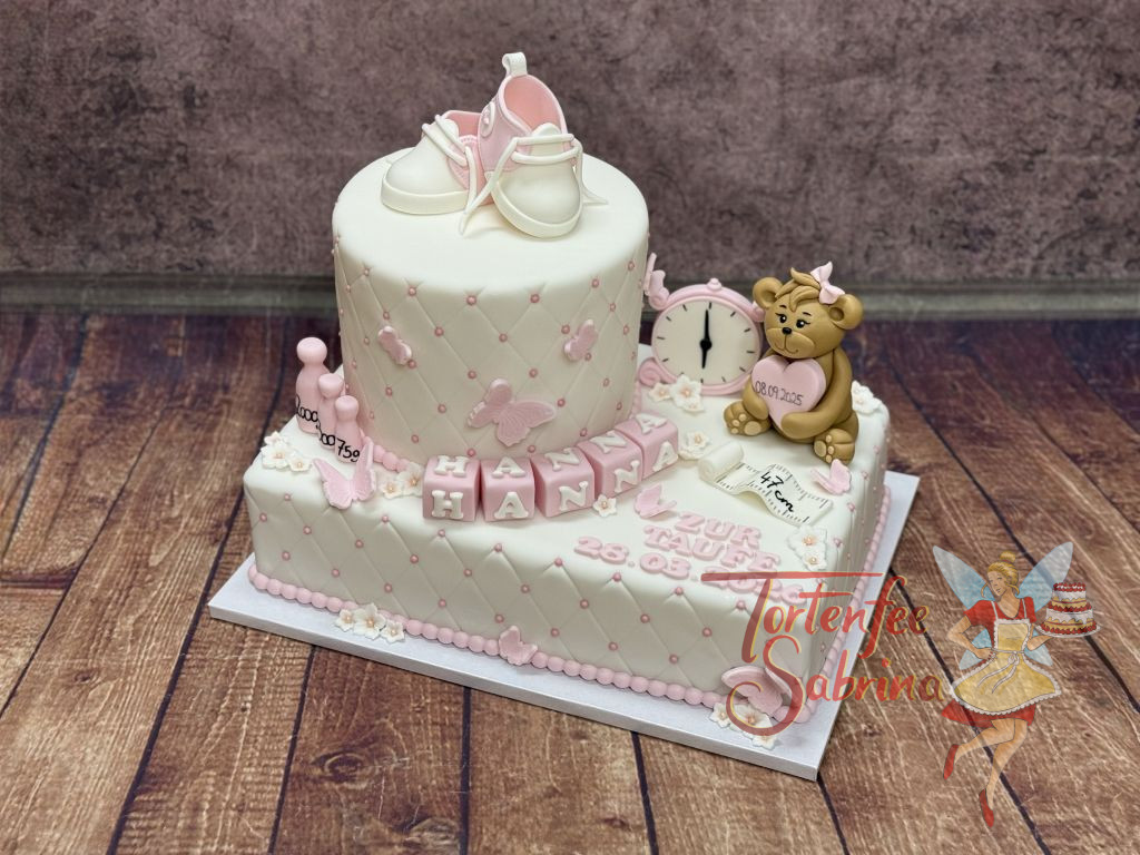Tauftorte - Teddybär mit rosa Herz in seinen Pfoten verziert neben dem Rautenmuster mit Perlen die zweitöckige Torte.