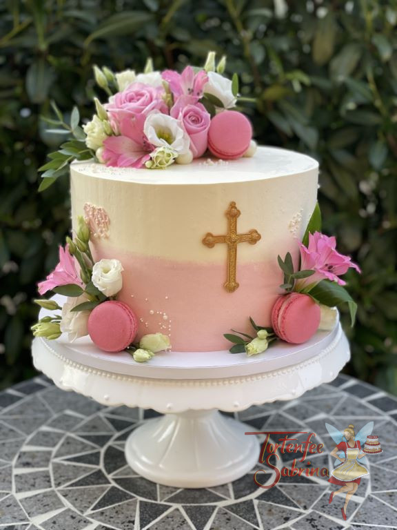 Tauftorte - Traumhafte Blumen ind der Farbe rosa und weiß sowie süße Macarons verzieren die zweifärbige Torte.