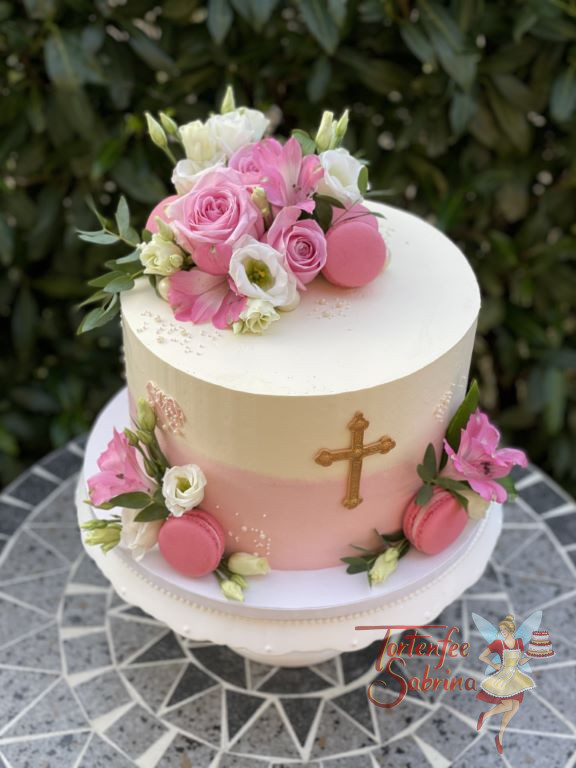 Tauftorte - Traumhafte Blumen ind der Farbe rosa und weiß sowie süße Macarons verzieren die zweifärbige Torte.