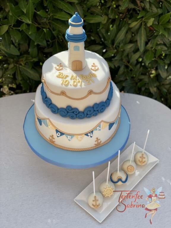 Tauftorte und Cake Pops - Lecuhtturm im Meer mit schönen blauen Wellen und goldenen Seilen.