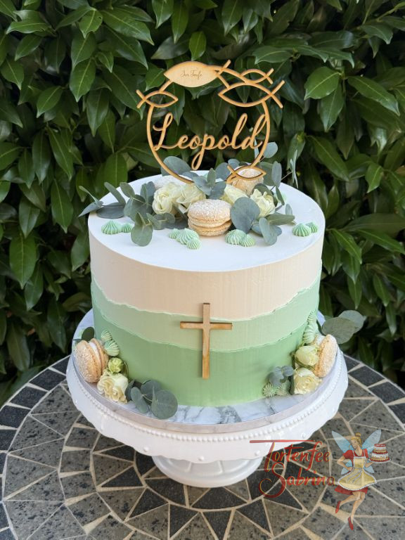 Tauftorte - Viele kleine Fische aus Holz verzieren bei dem personalisierten Caketopper die mehrfärbig grüne Torte.