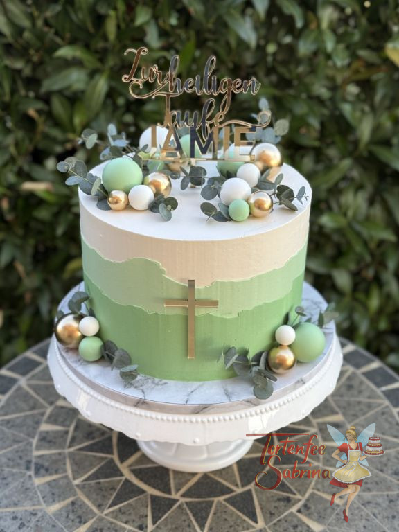 Tauftorte - Viele Kugeln in den Farben gold, grün und weiß verzieren neben dem Muster und dem Caketopper die Torte.