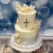 Tauftorte - Weiße Verzierung in Form von Trockenblumen zieren neben den goldenen Caketoppern die blau-weiße Torte.
