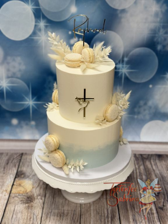 Tauftorte - Weiße Verzierung in Form von Trockenblumen zieren neben den goldenen Caketoppern die blau-weiße Torte.