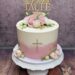Tauftorte - Zartes Kreuz aus Holz verziert neben dem Caketopper und den Blumen die Torte welche noch mit Blattgold veredelt wurde.