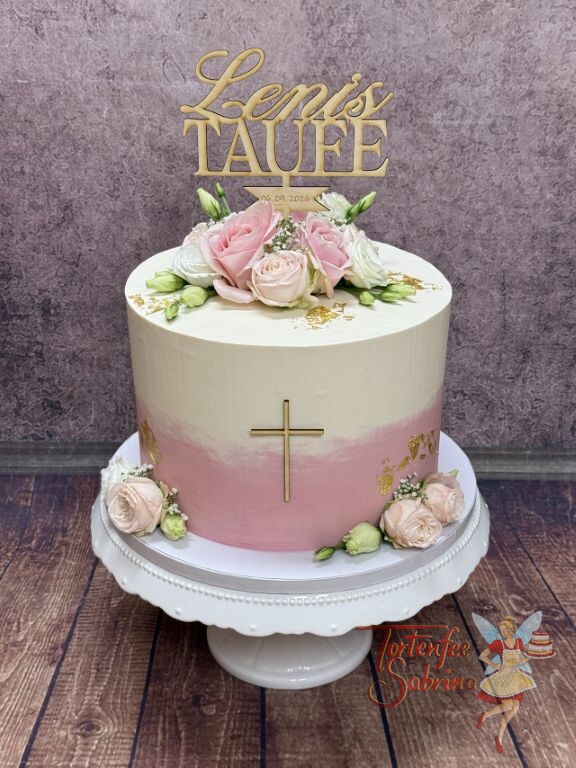 Tauftorte - Zartes Kreuz aus Holz verziert neben dem Caketopper und den Blumen die Torte welche noch mit Blattgold veredelt wurde.