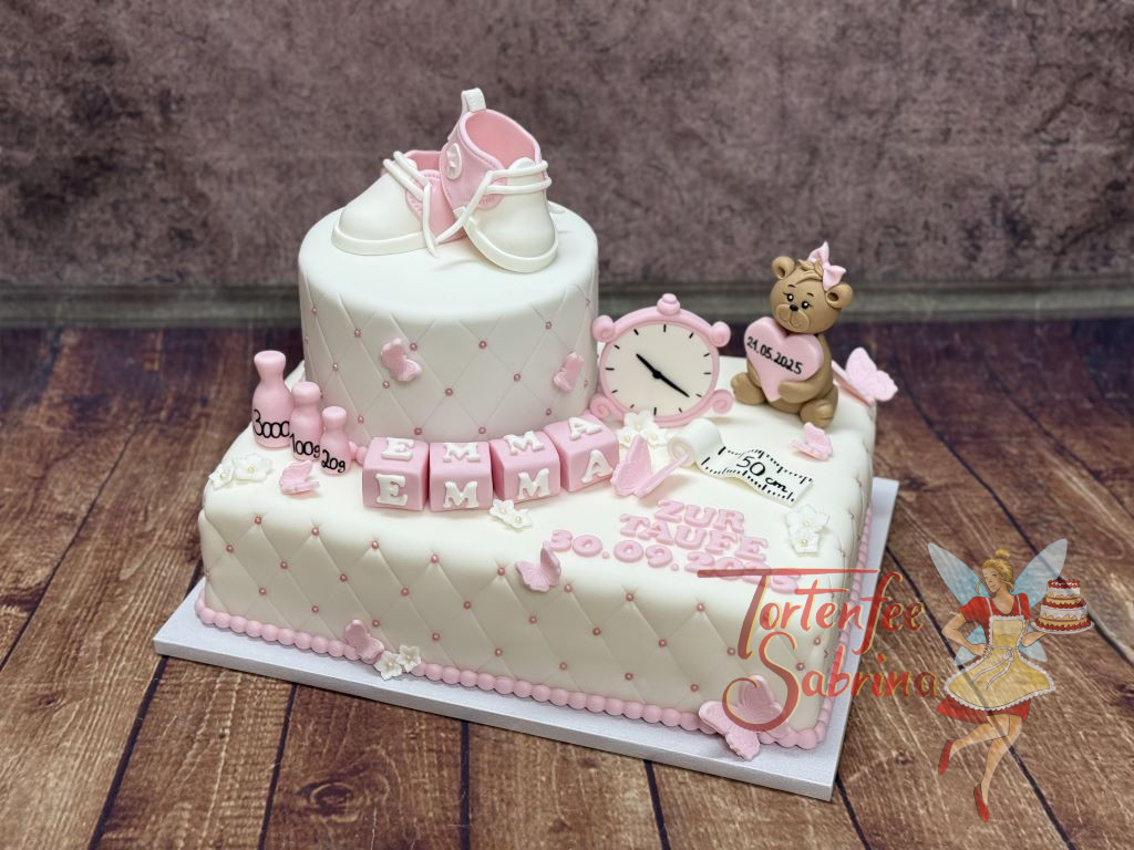 Tauftorte - Zwei rosa Schuhe verzieren den oberen Teil der Torte, eine Teddybär mit rosa Herz darf auch nicht fehlen.