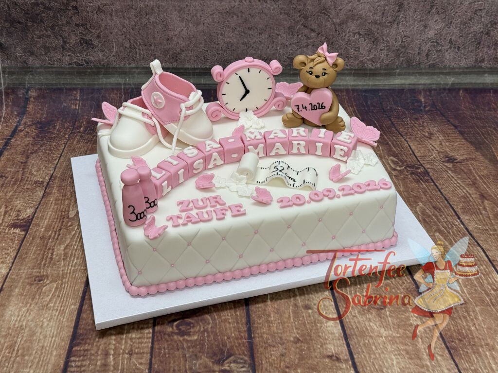 Tauftorte - Zwei rosa Schuhe verzieren neben dem niedlichen Teddybären mit Herz und dem seitlichen Muster die Torte.