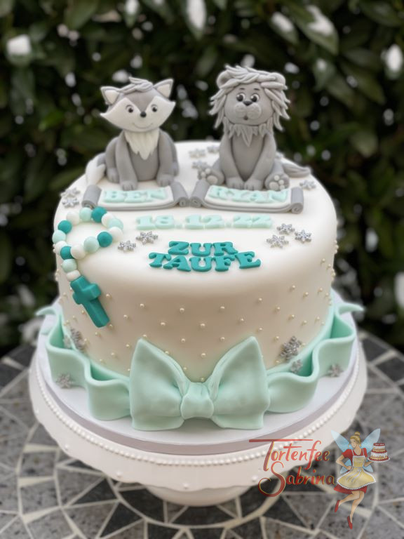 Tauftorte - Zwei Tierfreunde, ein Fuchs und ein Löwe in der Farbe grau zieren die Torte, welche seitlich mit Perlen verschönert wurde.
